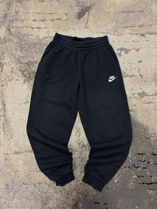 Dresy Nike, dziecięce w bardzo dobrym stanie rozmiar 146 cm / 11 lat, widok z przodu