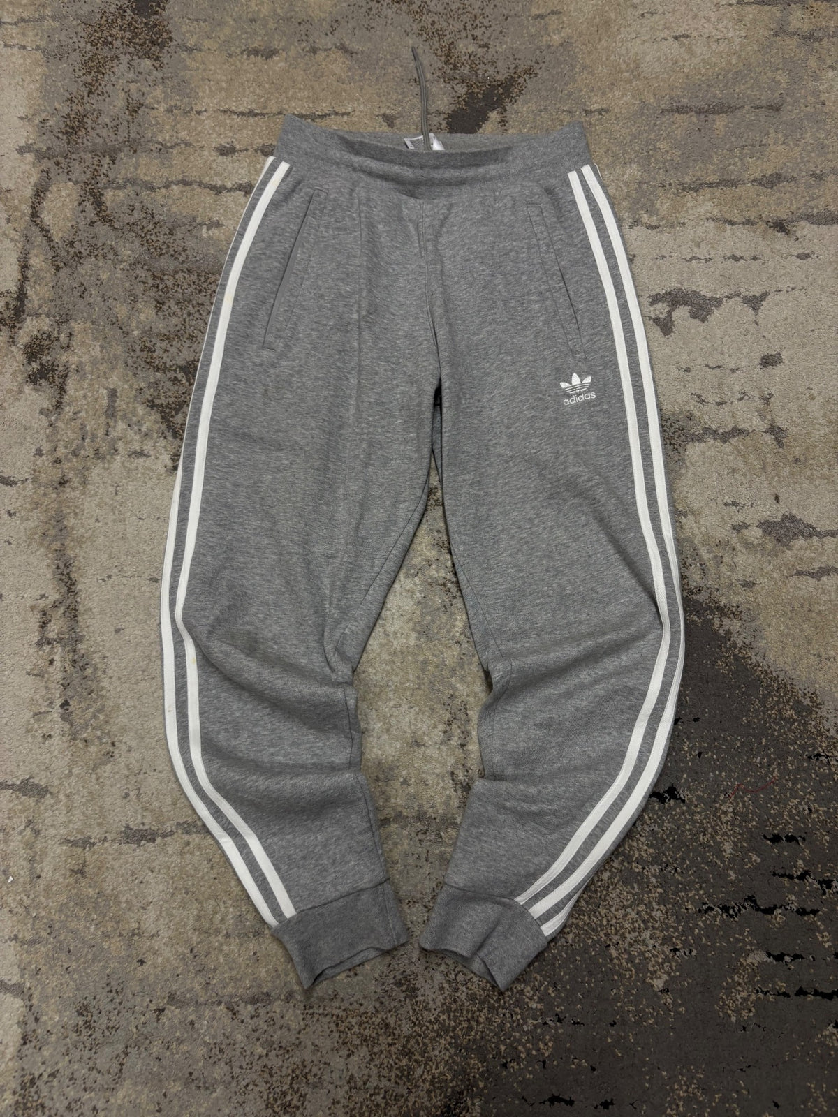Dresy Adidas, damskie w bardzo dobrym stanie rozmiar S, widok z przodu