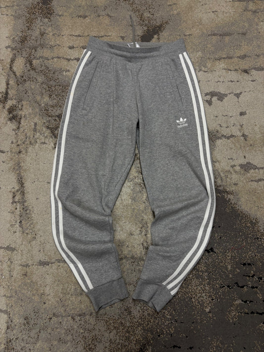 Dresy Adidas, damskie w bardzo dobrym stanie rozmiar S, widok z przodu
