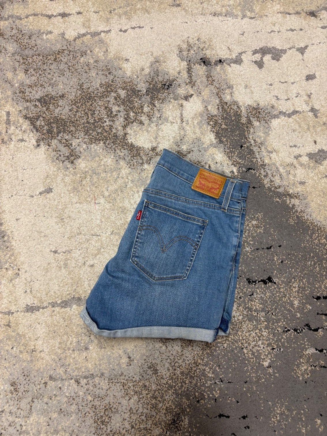 Levi's Spodenki LEVI’S, damskie w bardzo dobrym stanie rozmiar M, boczny profil, lewa strona