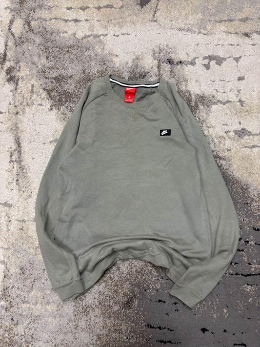 Bluza Nike crewneck, damskie w bardzo dobrym stanie rozmiar M, widok z przodu