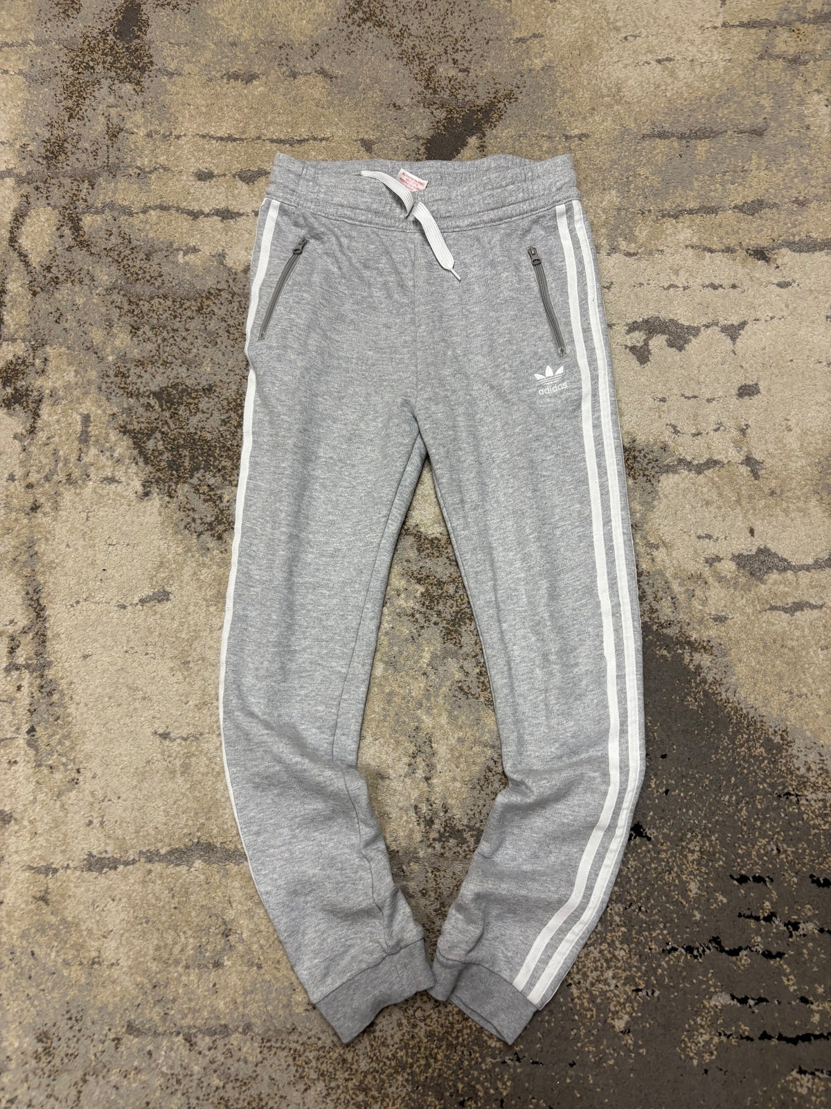 Dresy Adidas, dziecięce w bardzo dobrym stanie rozmiar 164 cm / 14 lat, detal