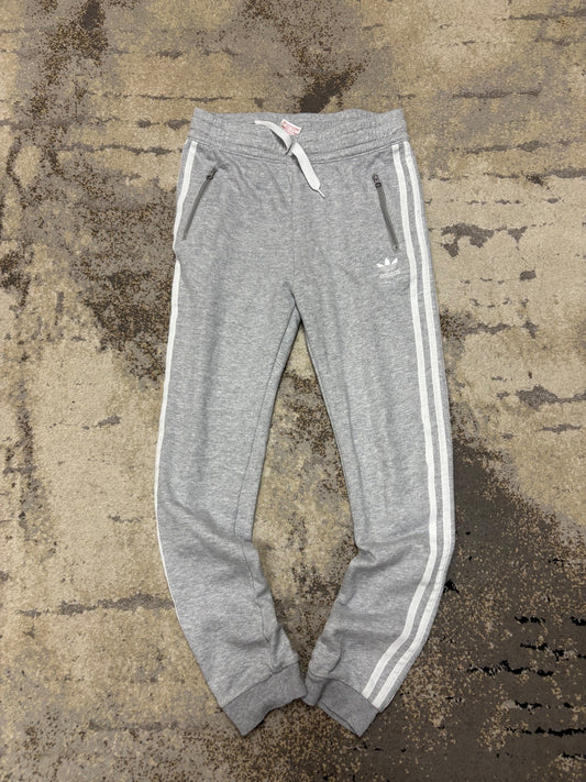 Dresy Adidas, dziecięce w bardzo dobrym stanie rozmiar 164 cm / 14 lat, detal