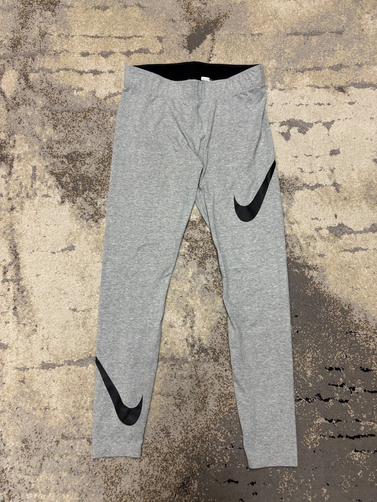 Legginsy Nike, damskie w bardzo dobrym stanie rozmiar M, widok z przodu
