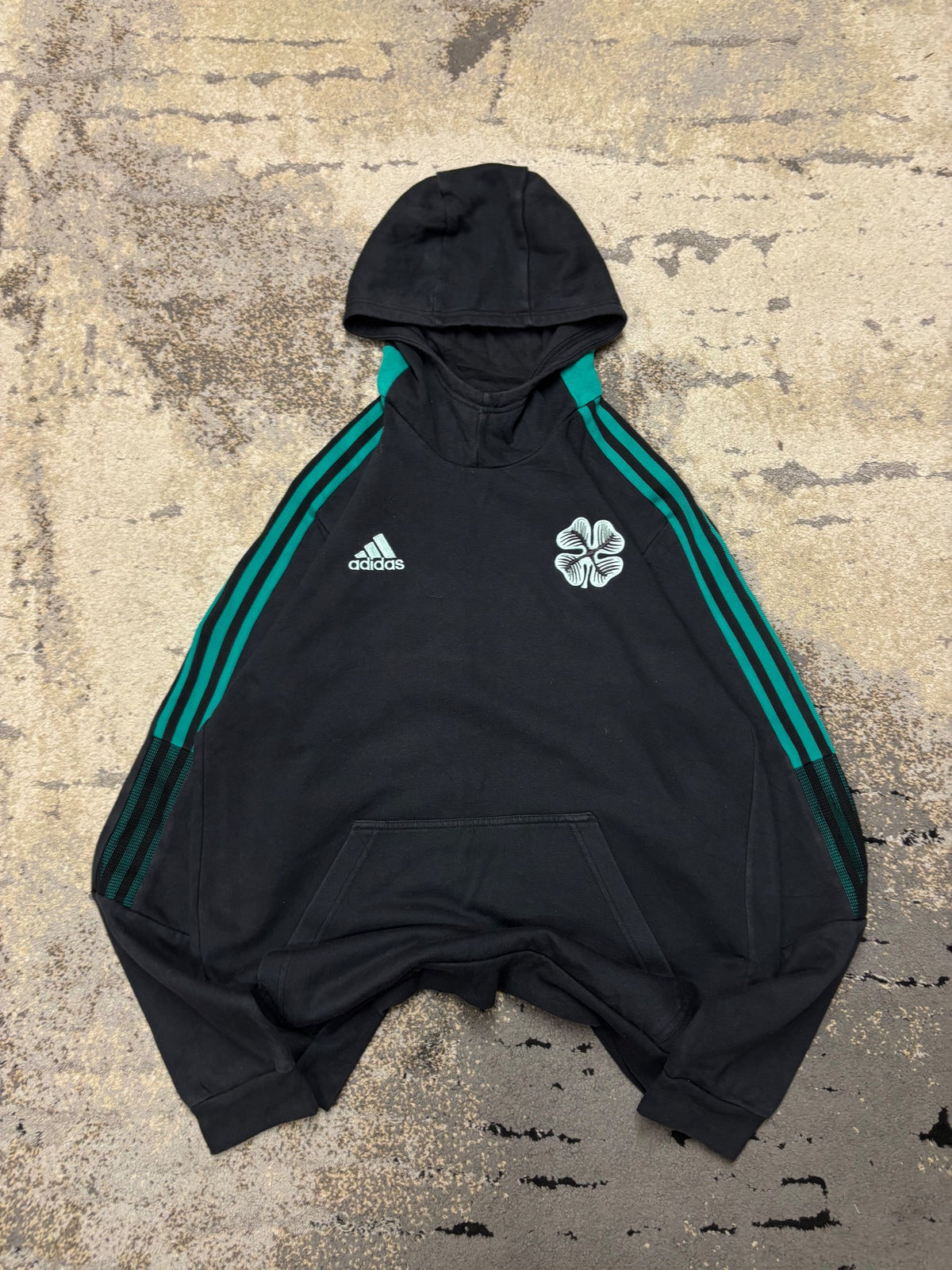 Bluza Adidas hoodie, męskie w bardzo dobrym stanie rozmiar L, widok z przodu