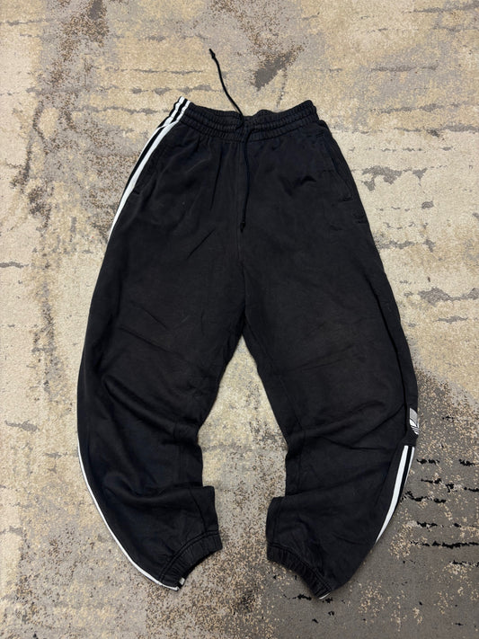 Dresy Adidas, damskie w bardzo dobrym stanie rozmiar S, detal