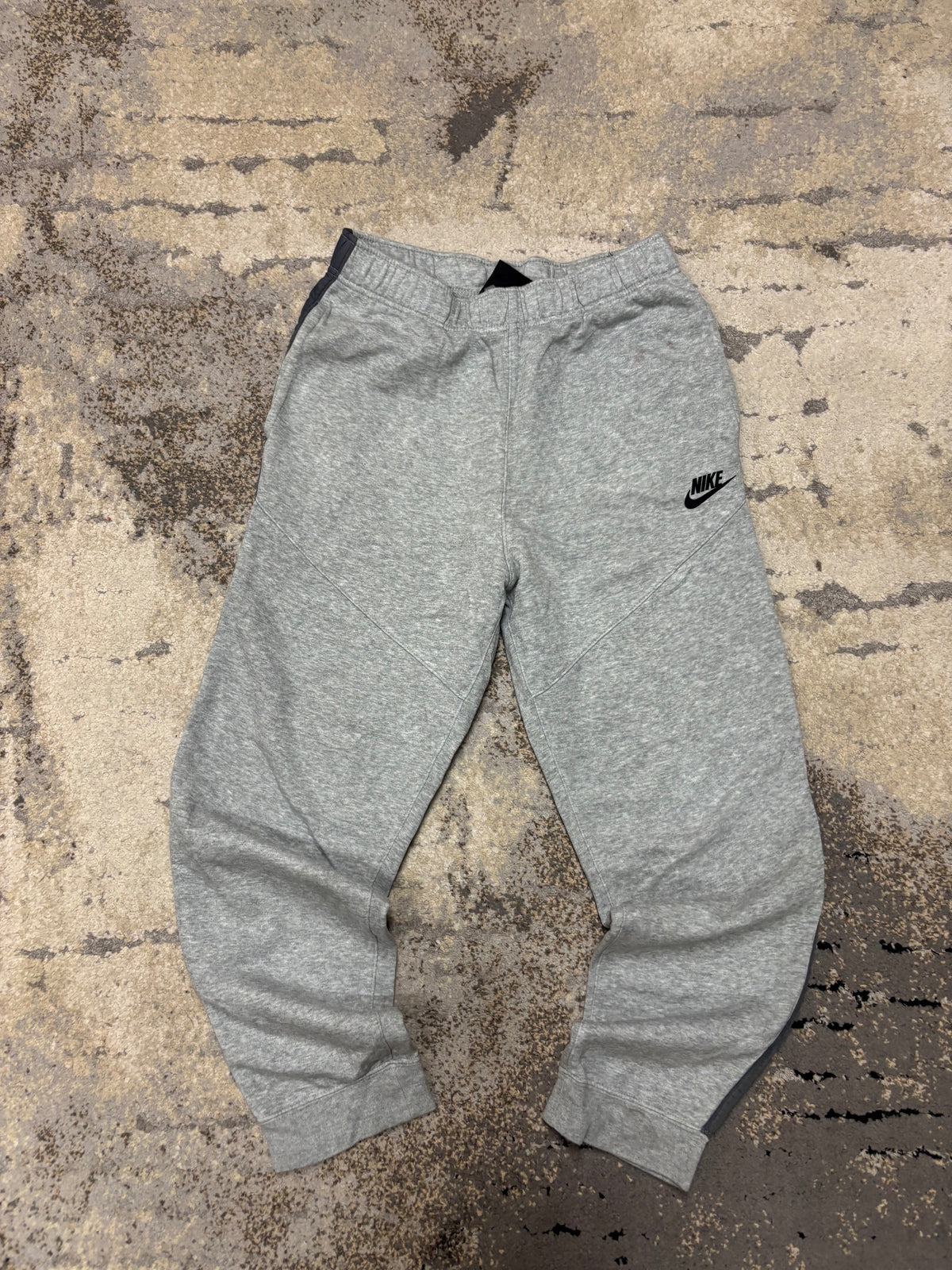 Dresy Nike, dziecięce w bardzo dobrym stanie rozmiar 158 cm / 13 lat, widok z przodu