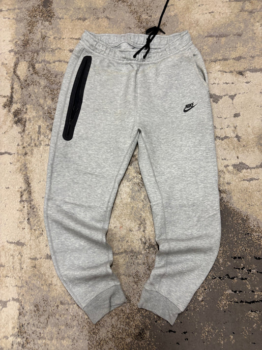 Dresy Nike Tech Fleece, damskie w bardzo dobrym stanie rozmiar L, widok z przodu