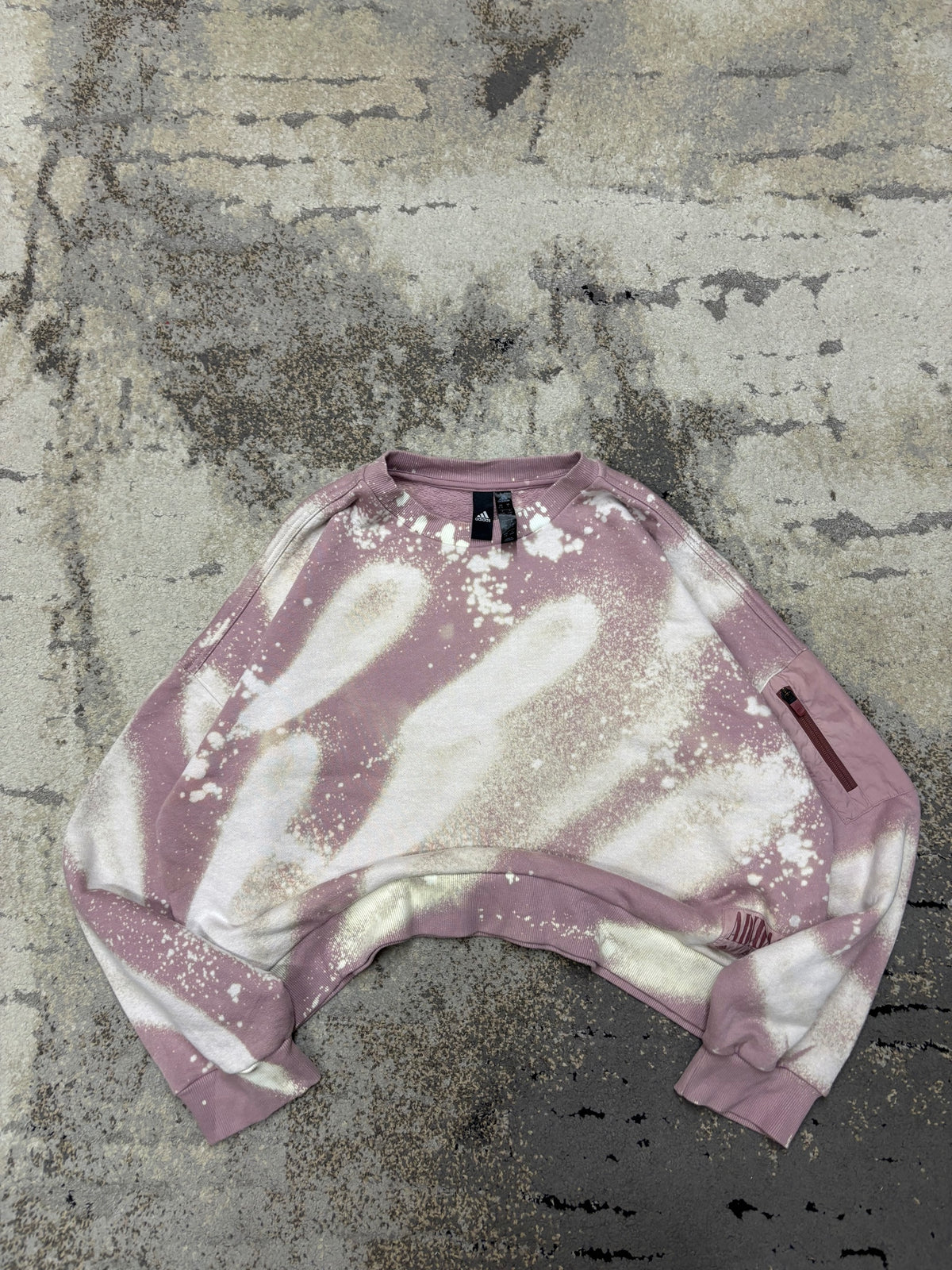 Bluza Adidas crewneck, damskie w bardzo dobrym stanie rozmiar L, detal