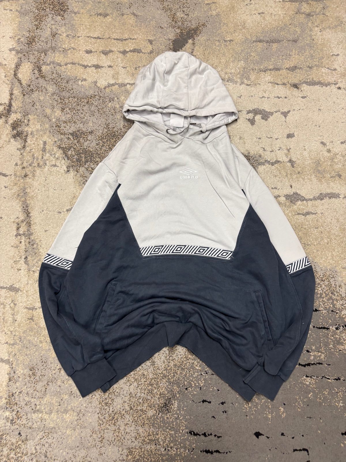 Bluza Umbro vintage retro y2k, męskie w dobrym stanie rozmiar XXL, widok z przodu