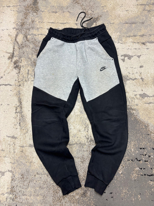 Dresy Nike Tech Fleece, męskie w bardzo dobrym stanie rozmiar M, widok z przodu