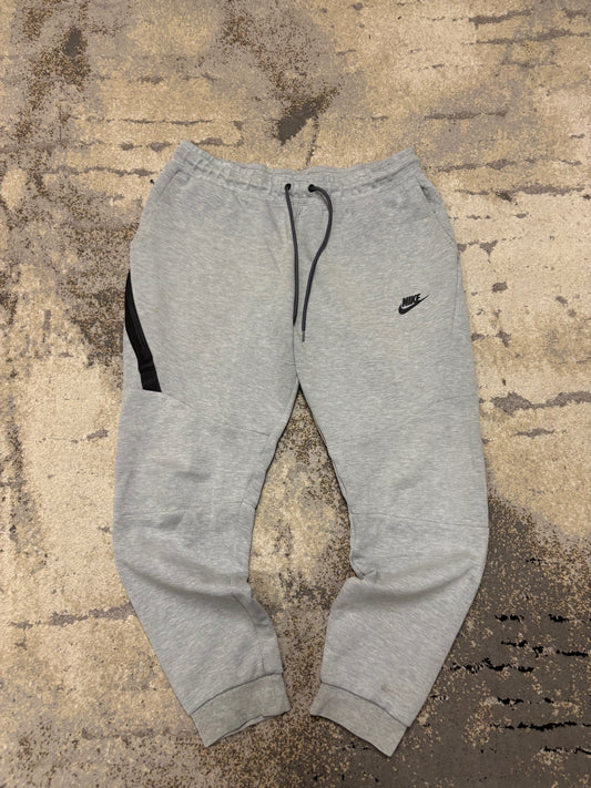 Dresy Nike Tech Fleece, męskie w bardzo dobrym stanie rozmiar L, widok z przodu