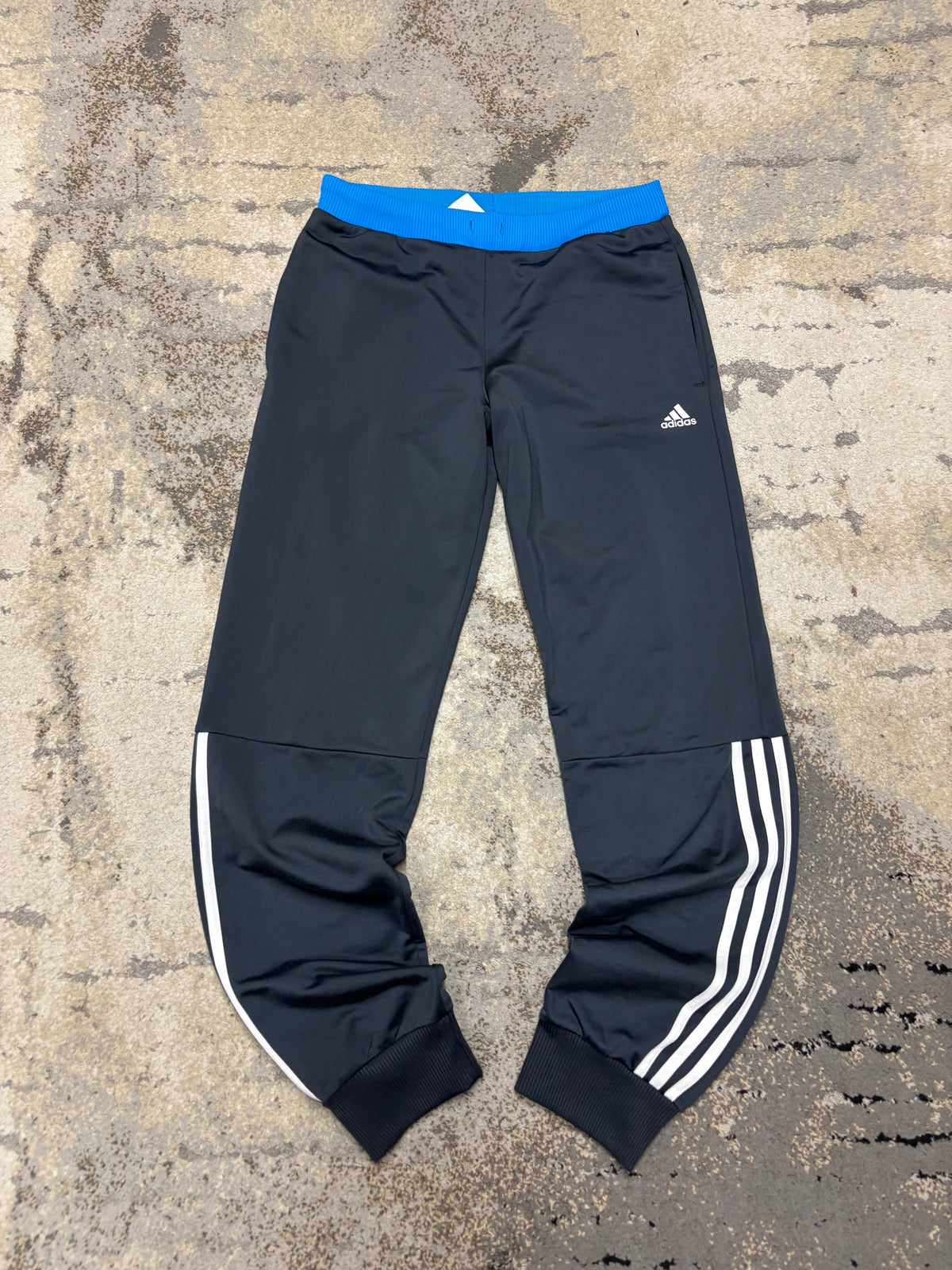 Dresy Adidas, dziecięce w bardzo dobrym stanie rozmiar 164 cm / 14 lat, widok z przodu