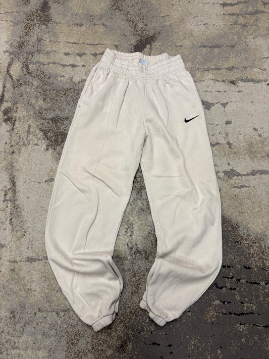 Dresy Nike, damskie w bardzo dobrym stanie rozmiar XS, widok z przodu