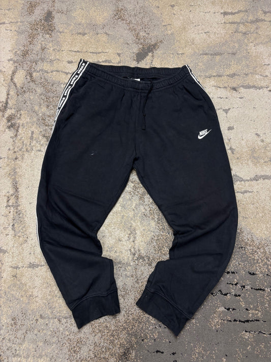 Dresy Nike, męskie w bardzo dobrym stanie rozmiar XL, widok z przodu