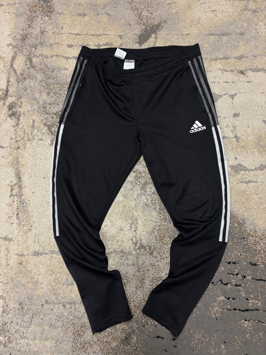 Dresy Adidas, męskie w bardzo dobrym stanie rozmiar M, widok z przodu
