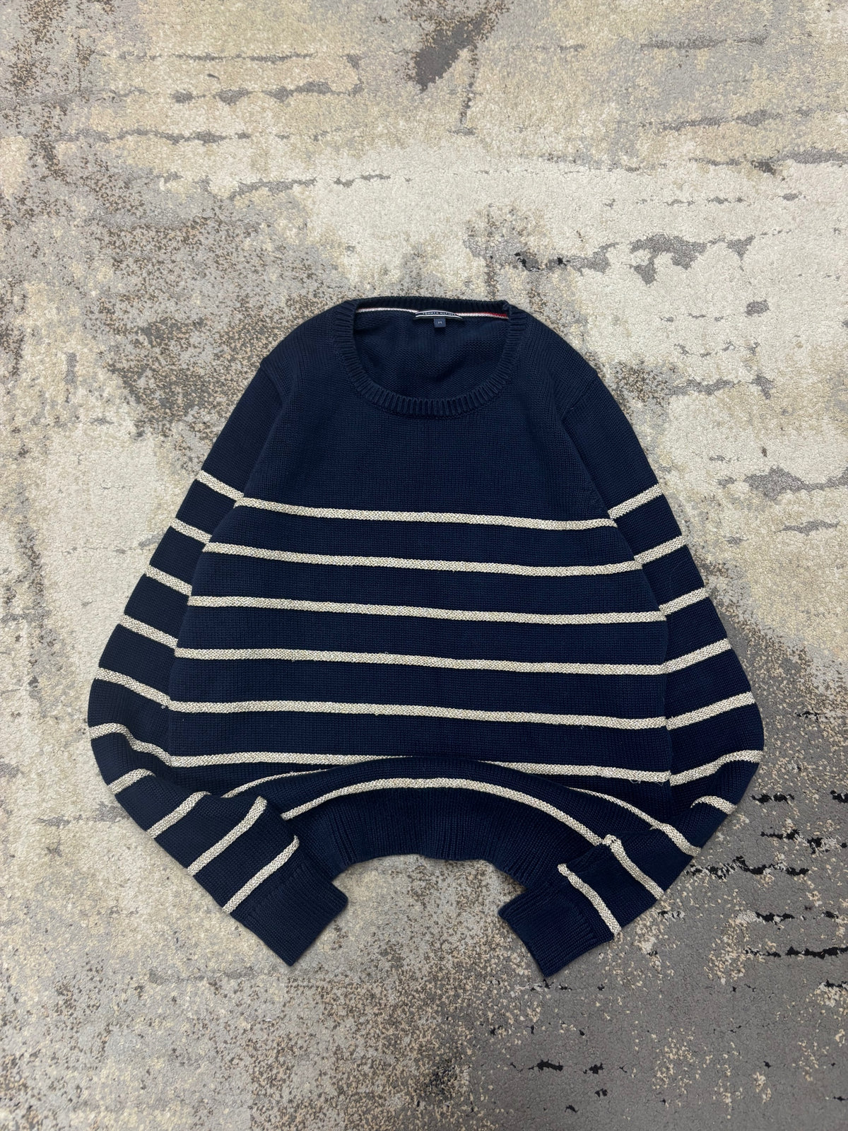 Sweter Tommy Hilfiger, damskie w bardzo dobrym stanie rozmiar M, widok z góry