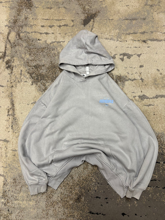 Bluza Adidas hoodie, damskie w dobrym stanie rozmiar M, widok z przodu