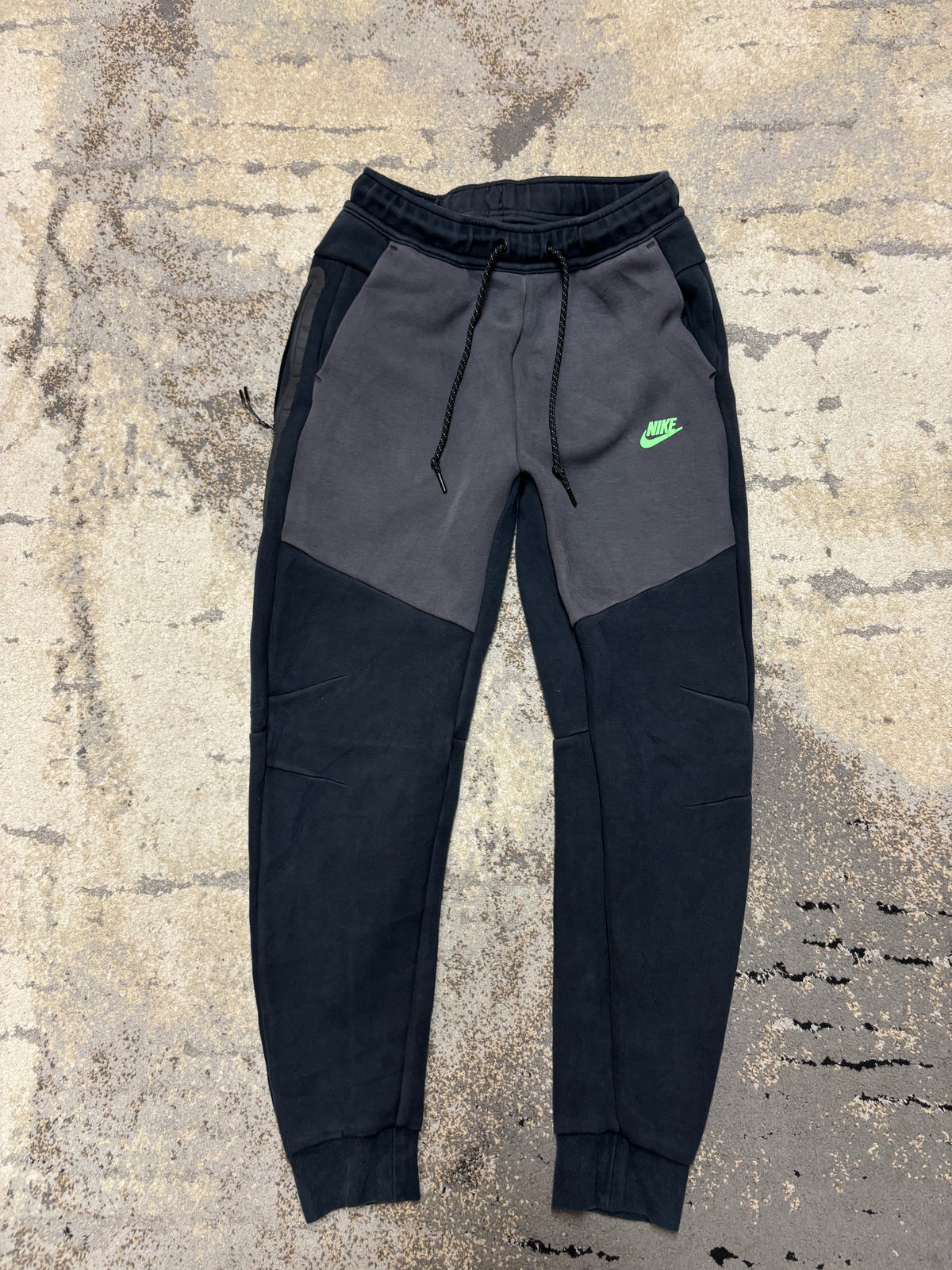Dresy Nike Tech Fleece, męskie w bardzo dobrym stanie rozmiar M, widok z przodu