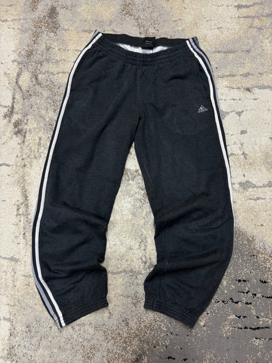 Dresy Adidas haft Logo, męskie w bardzo dobrym stanie rozmiar M, widok z przodu