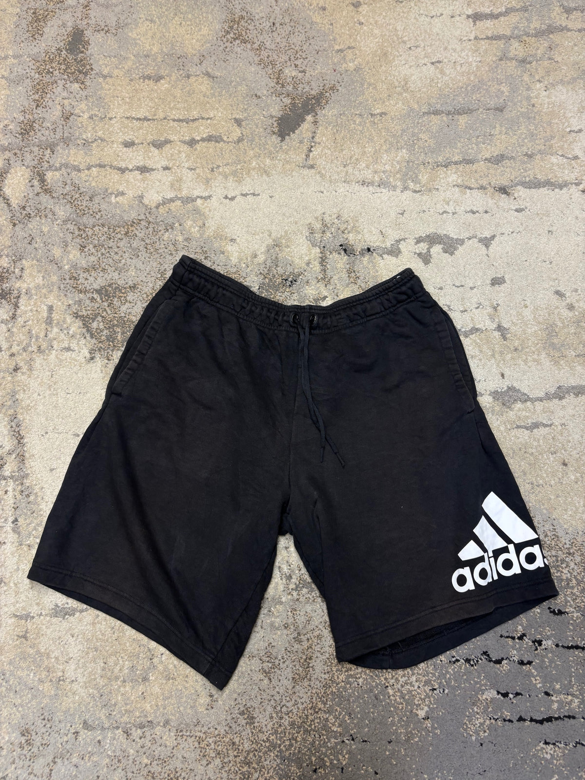 Spodenki Adidas, męskie w bardzo dobrym stanie rozmiar XL, widok z przodu