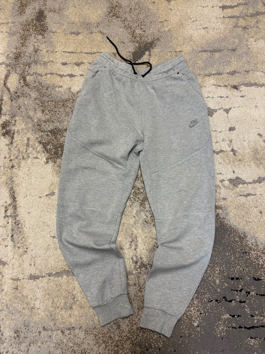 Dresy Nike Tech Fleece, męskie w dobrym stanie rozmiar S, widok z przodu