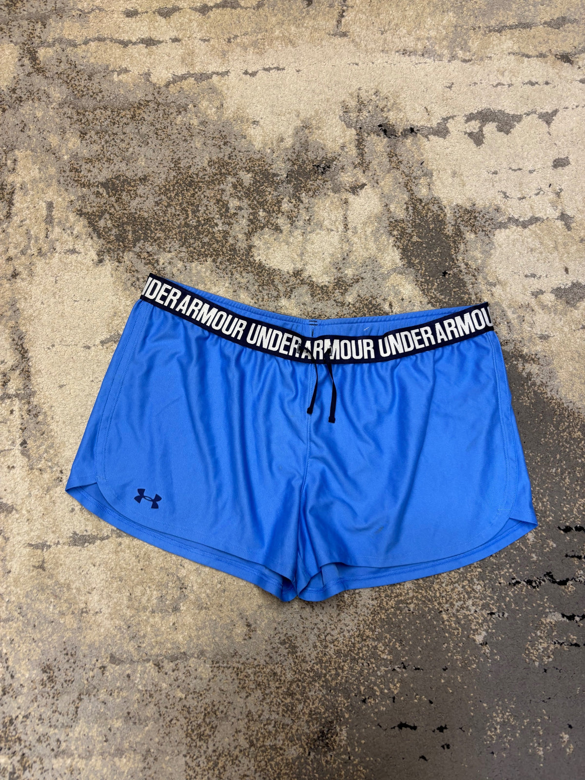 Spodenki Under Armour, damskie w bardzo dobrym stanie rozmiar XL, widok z przodu
