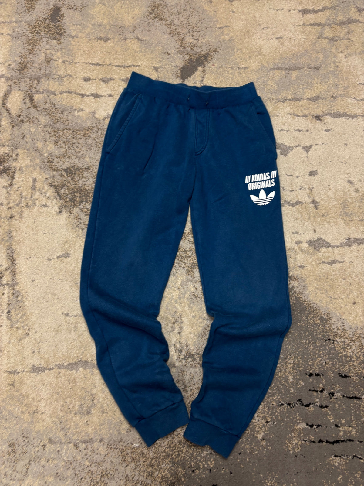 Dresy Adidas, damskie w bardzo dobrym stanie rozmiar S, widok z przodu