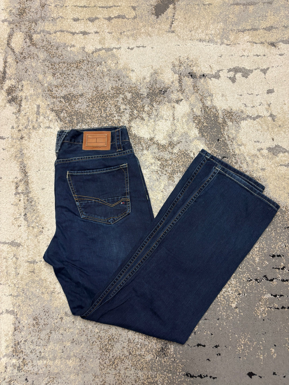 Jeansy Tommy Hilfiger, męskie w bardzo dobrym stanie rozmiar 48 | W32, widok z tyłu