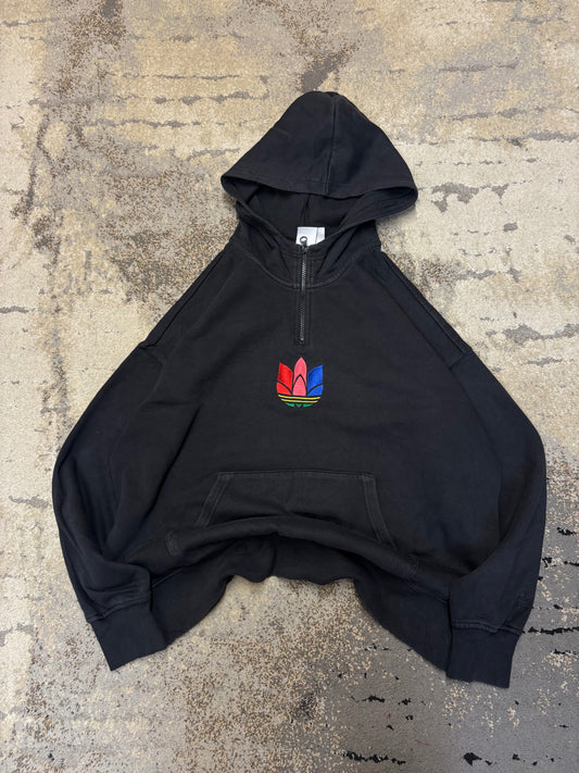 Bluza Adidas hoodie, damskie w bardzo dobrym stanie rozmiar M, widok z przodu