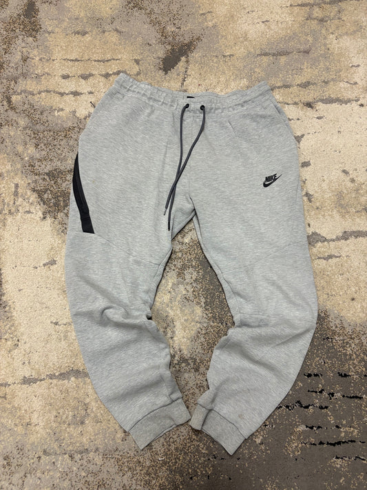 Dresy Nike Tech Fleece, męskie w dobrym stanie rozmiar L, widok z przodu