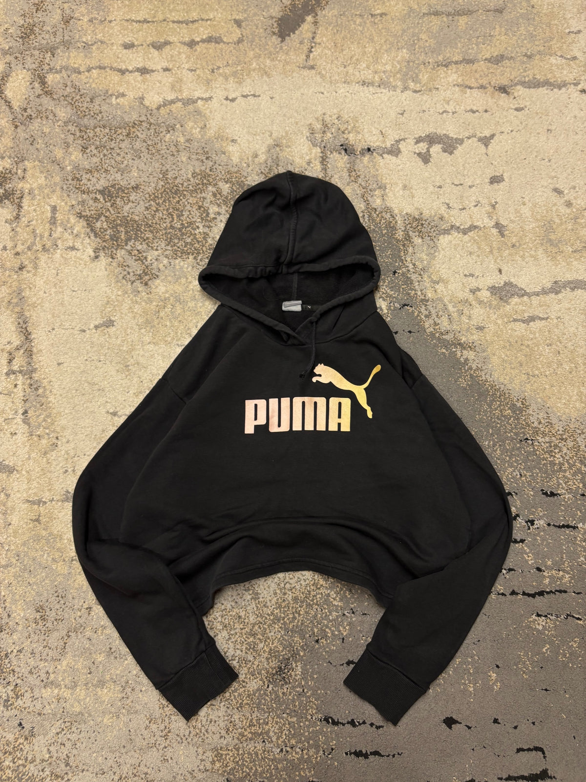 Bluza Puma hoodie, damskie w bardzo dobrym stanie rozmiar M, widok z przodu
