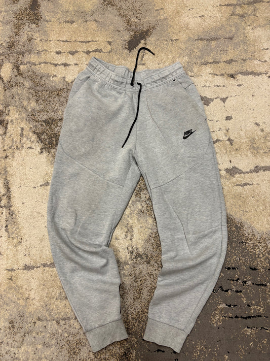 Dresy Nike Tech Fleece, damskie w dobrym stanie rozmiar M, widok z przodu