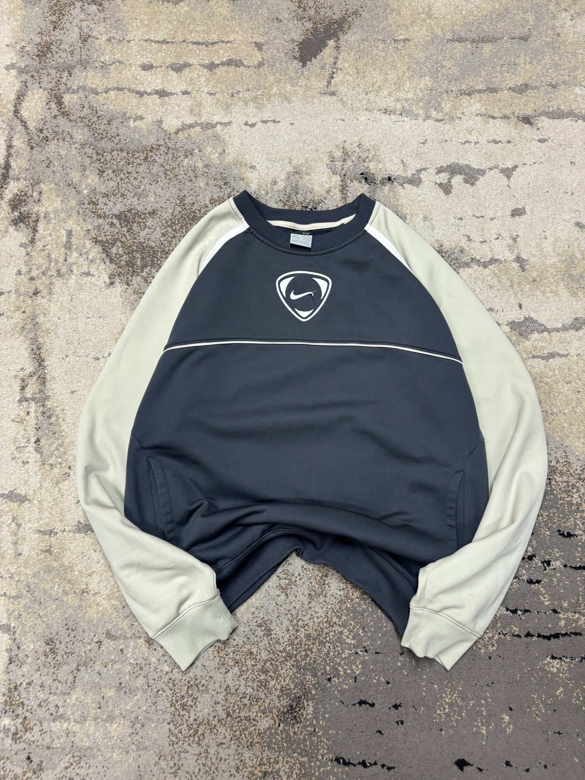 Bluza Nike vintage retro y2k crewneck, damskie w dobrym stanie rozmiar M, widok z przodu