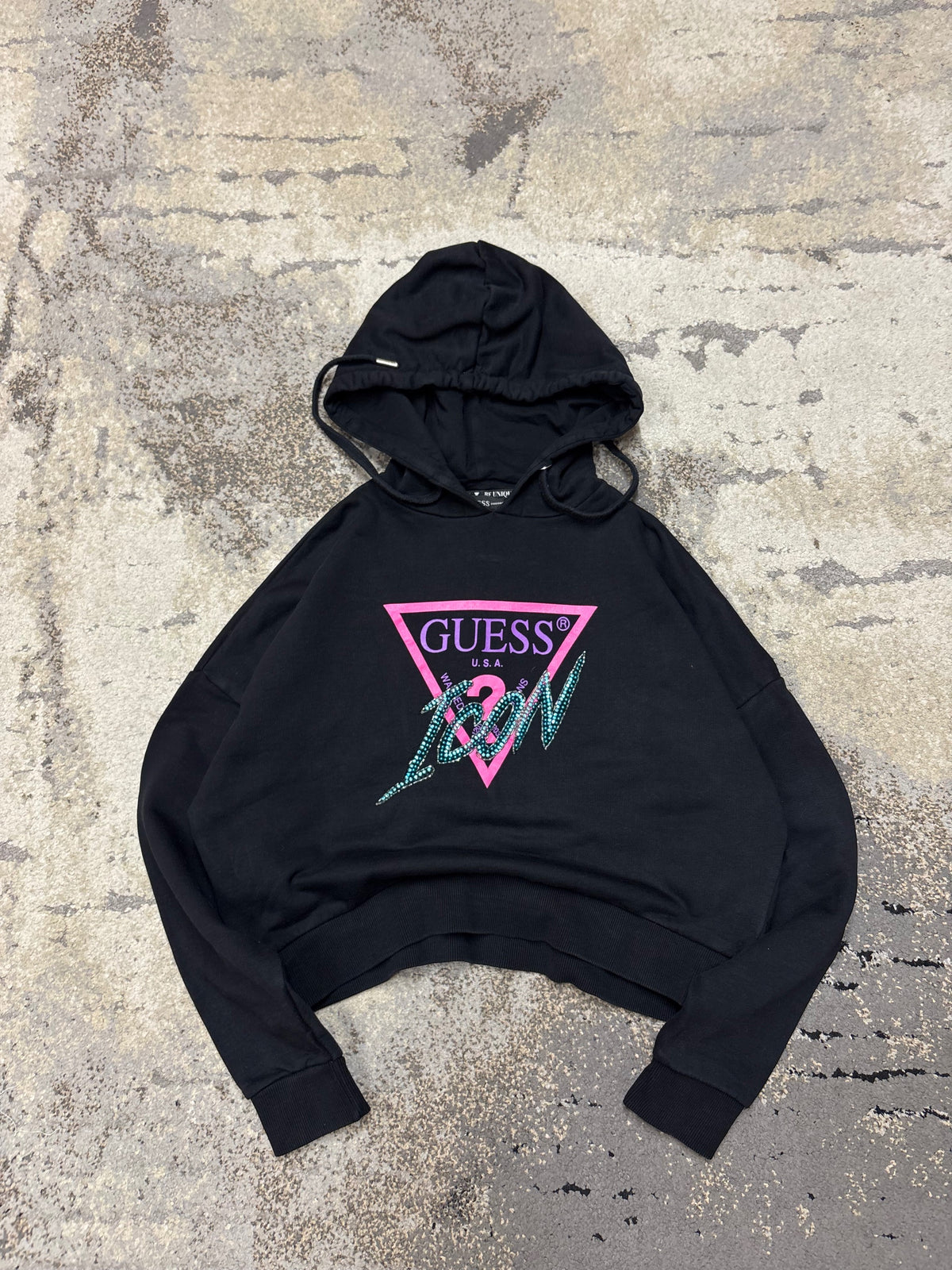 Bluza guess hoodie, damskie w bardzo dobrym stanie rozmiar XS, widok z przodu