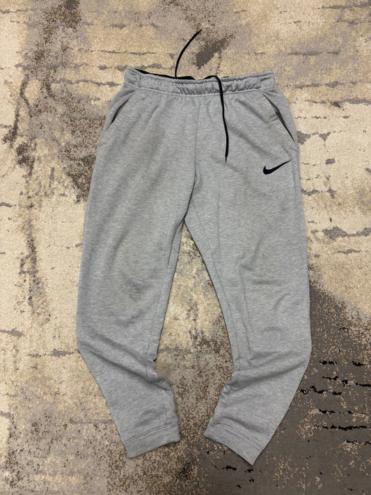 Dresy Nike, męskie w bardzo dobrym stanie rozmiar M, widok z przodu