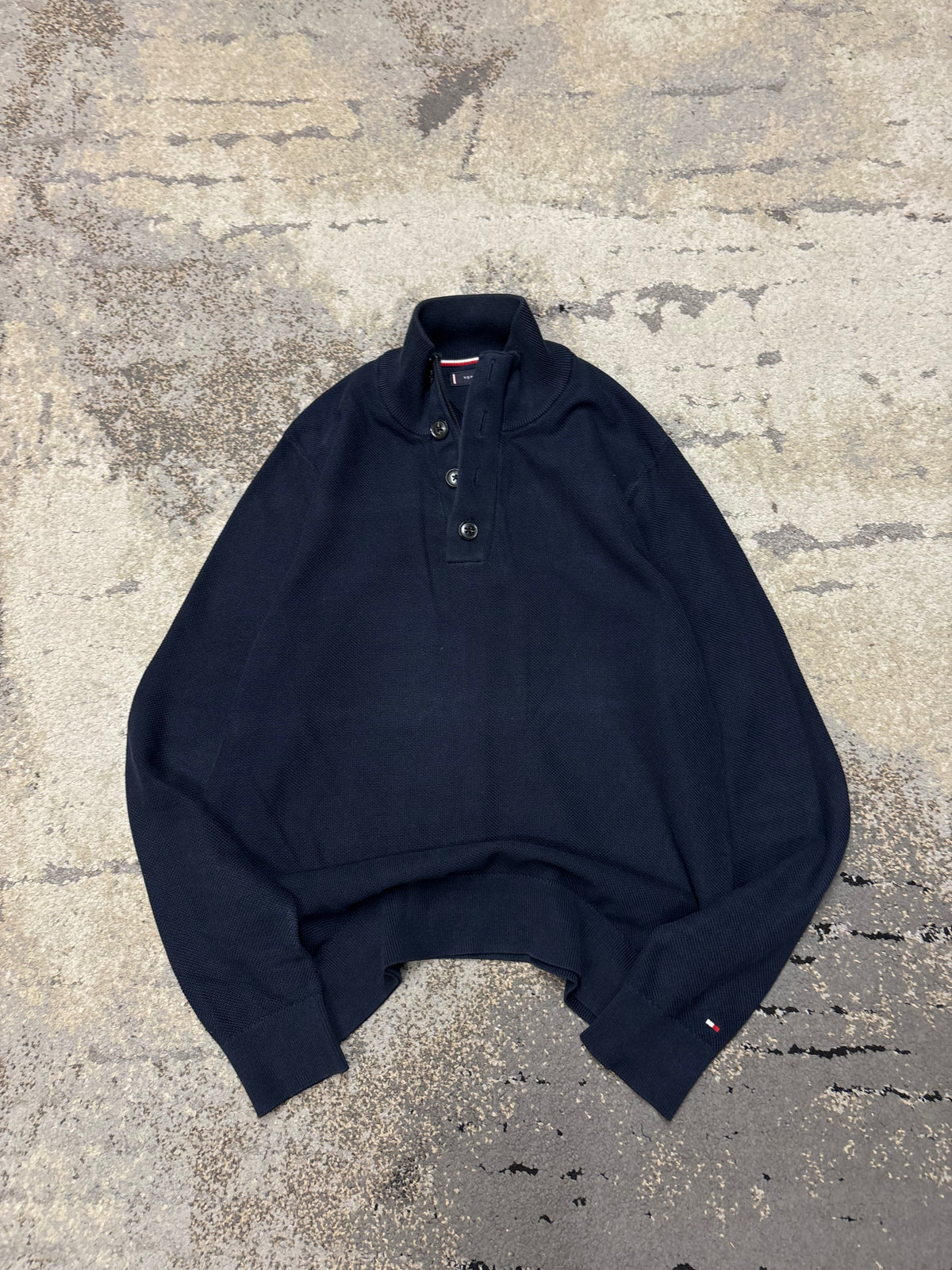 Sweterek Tommy Hilfiger, męskie w bardzo dobrym stanie rozmiar M, detal