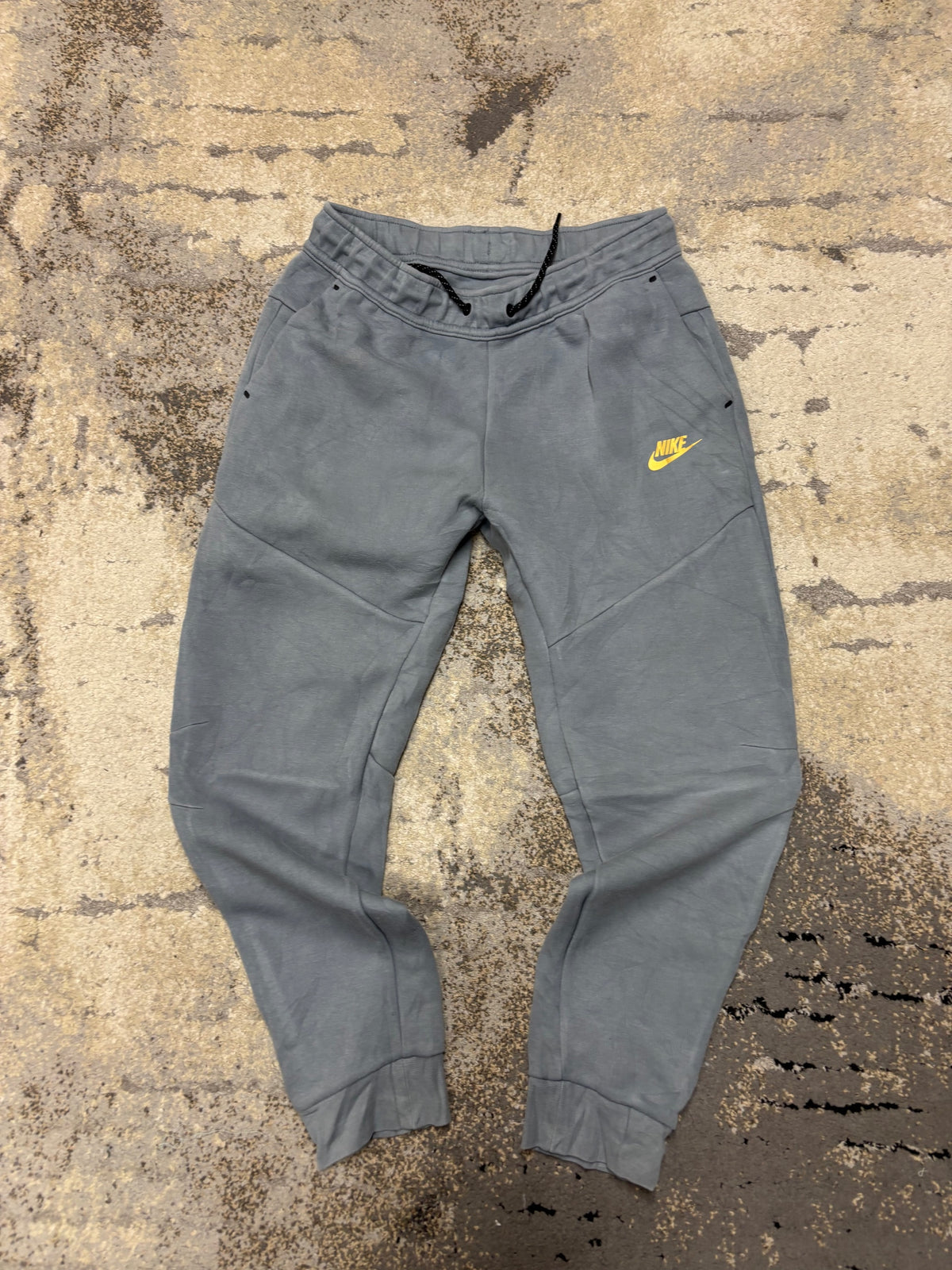 Dresy Nike Tech Fleece, dziecięce w bardzo dobrym stanie rozmiar 158 cm / 13 lat, widok z przodu