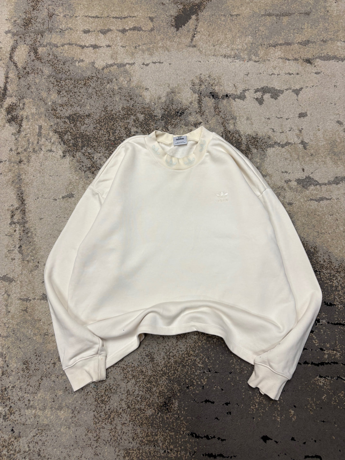 Bluza Adidas crewneck, damskie w dobrym stanie rozmiar S, widok z przodu