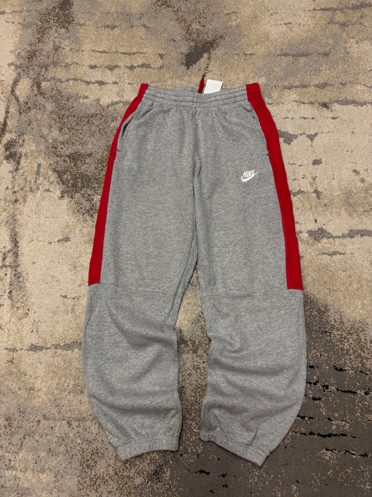 Dresy Nike, dziecięce w bardzo dobrym stanie rozmiar 158 cm / 13 lat, widok z przodu