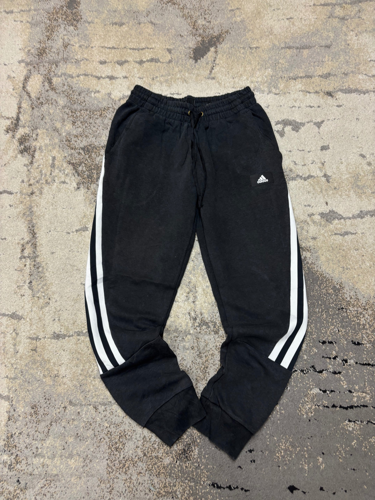 Dresy Adidas, damskie w bardzo dobrym stanie rozmiar S, widok z przodu