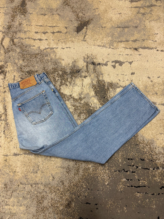 Levi's Jeasny LEVI’S, męskie w bardzo dobrym stanie rozmiar L, boczny profil, lewa strona
