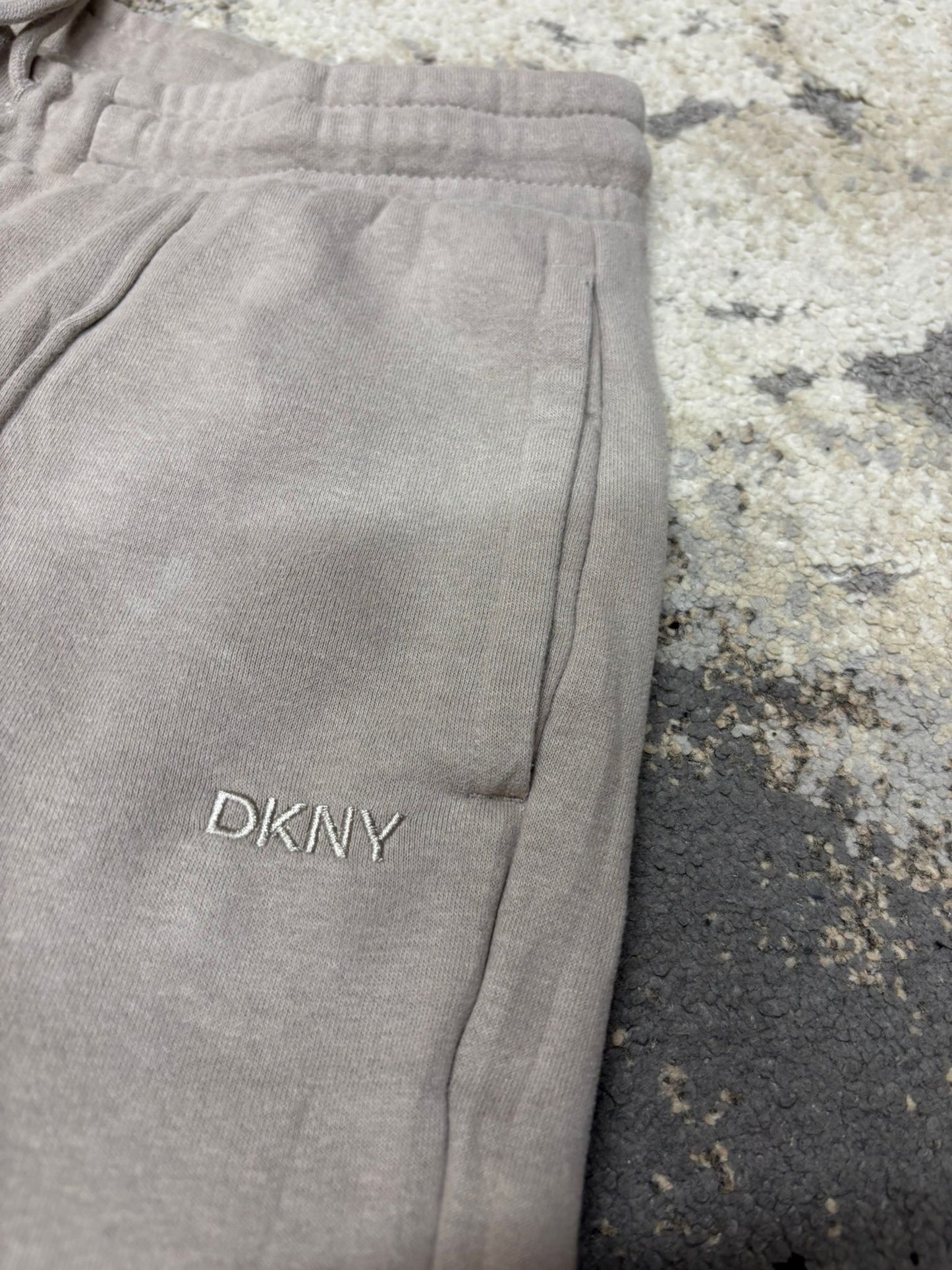 Dresy damskie DKNY